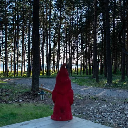 Paekapikumaja Vormsi Saarel * Hosby