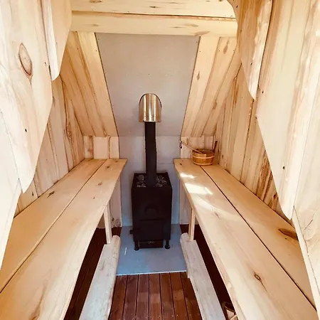 Paekapikumaja Vormsi Saarel * Hosby