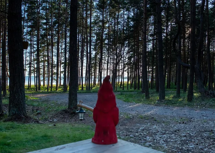 Paekapikumaja Vormsi Saarel * Hosby