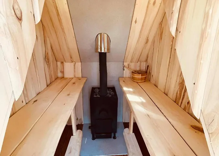 Paekapikumaja Vormsi Saarel * Hosby